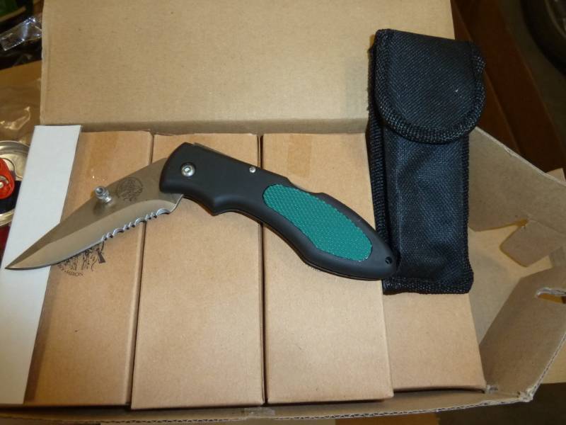 24 green lockback pocket knives - serrated blade - new