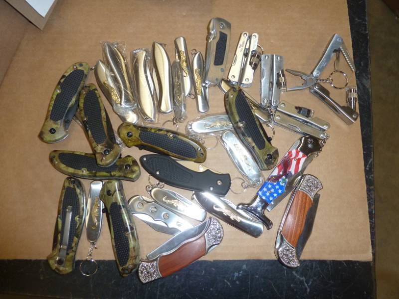 31 assorted pocket knives