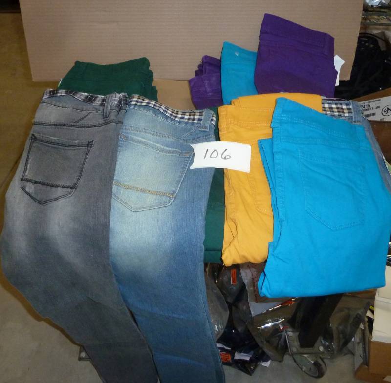 13 pair of new junior size jeans - size 1 (2 pair) size 3 (1) size 9 (3) size 5 (3) size 7 (3) size 11 (1)