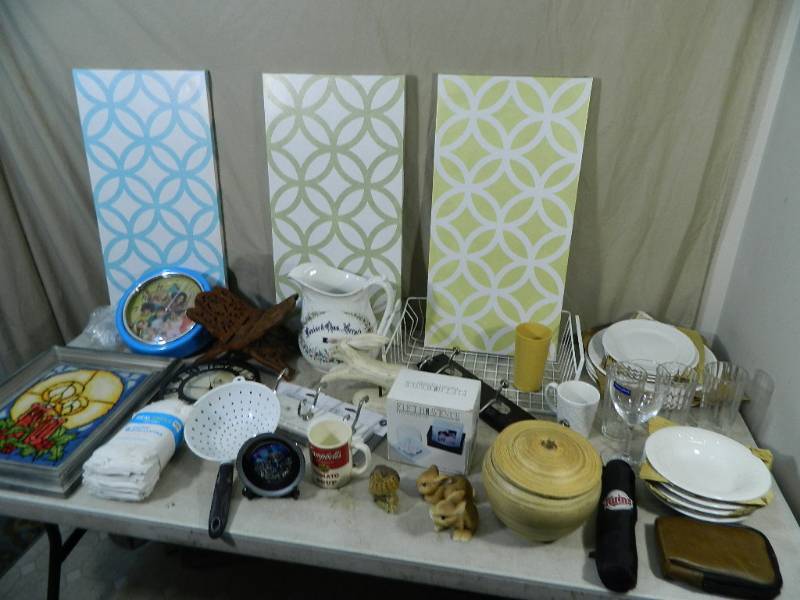 lot 142 image: Household Items and Decor