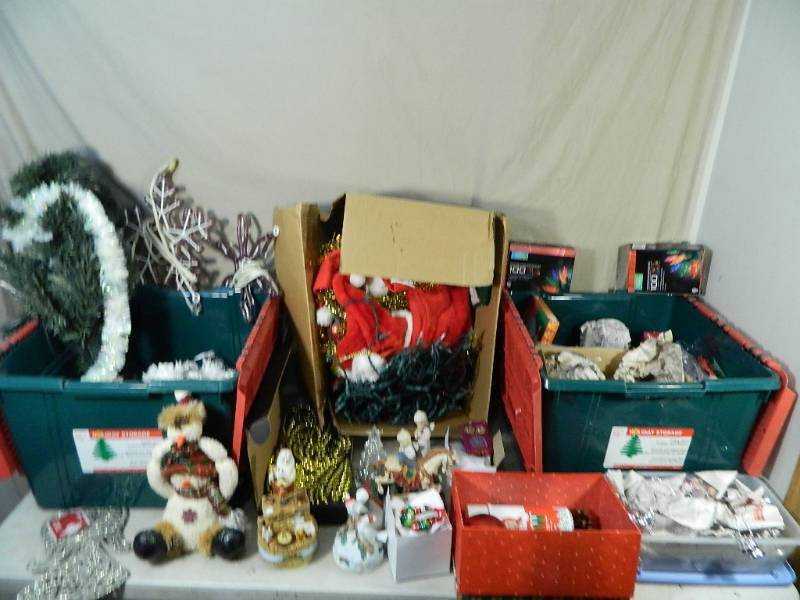 lot 143 image: Large Lot of Christmas Decor