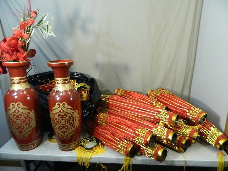 lot 159 image: 2 Vases and Asian Fabric Lanterns