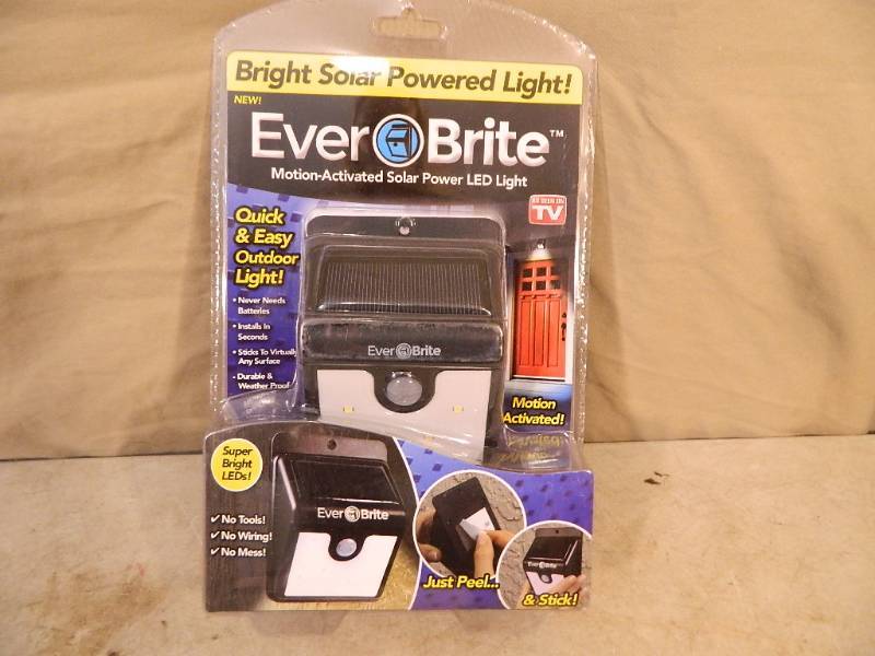 lot 25 image: New Ever Brite Solar Powered Light