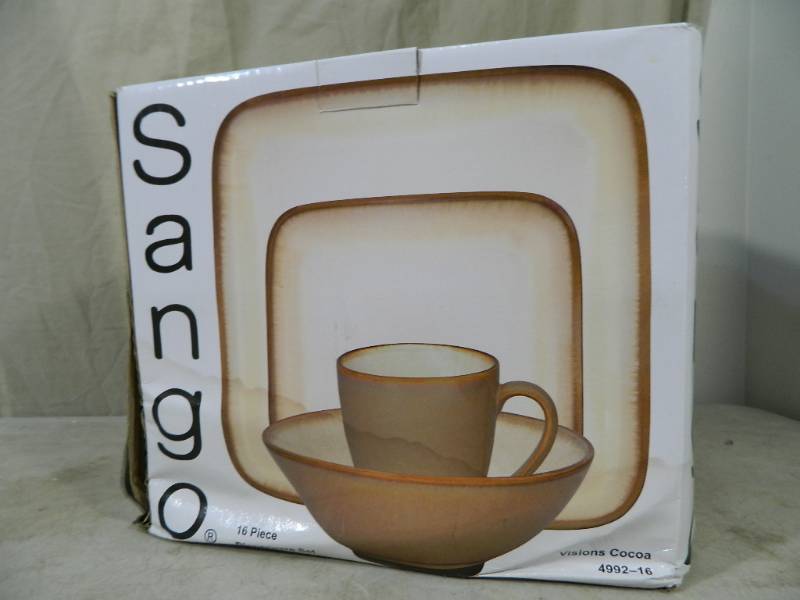 lot 116 image: New 16 pc Dinnerware Set