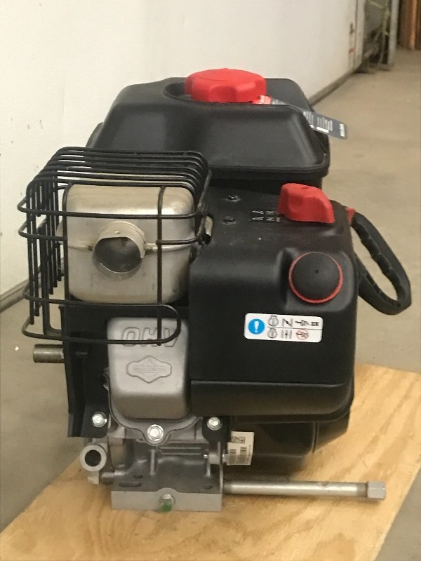 lot 8 image: Briggs & Stratton 900-Series Gas Engine