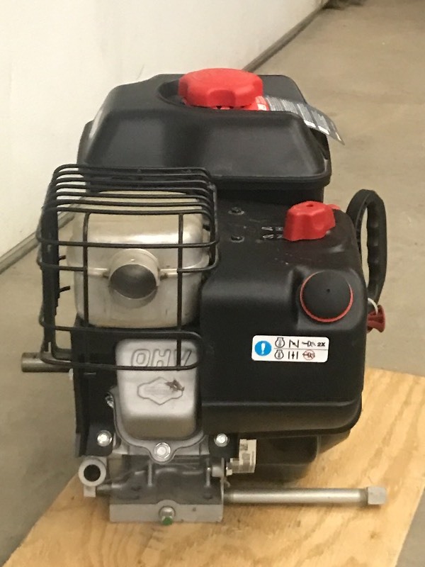 lot 9 image: Briggs & Stratton 900-Series Gas Engine