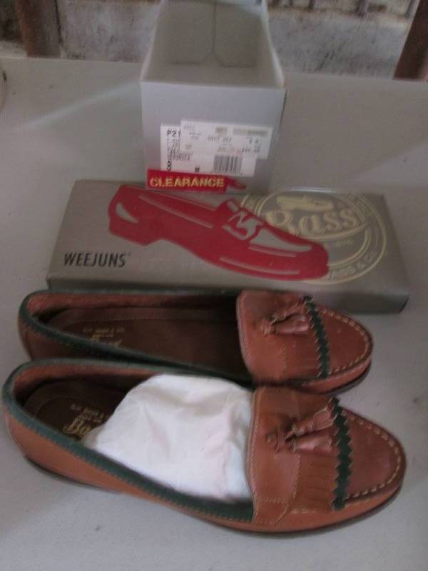 lot 6 image: Pair of bass shoes size 8...