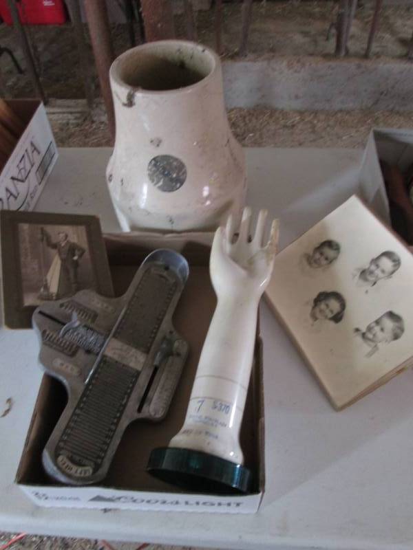 lot 7 image: Shoe sizer and other vintage items...