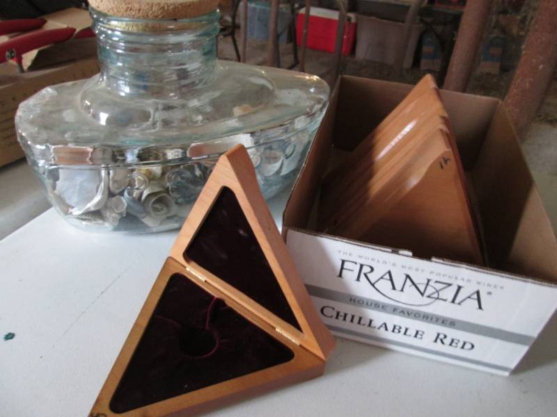 lot 8 image: wood coin displays and seashells...