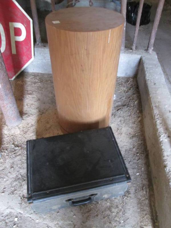 lot 13 image: Wood Display stand and vintage brie...