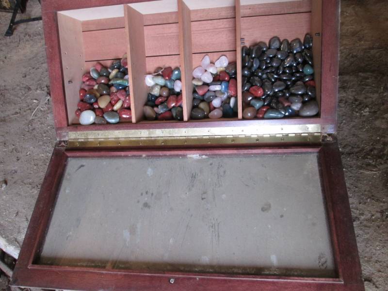 lot 14 image: Display box of polished agates and ...