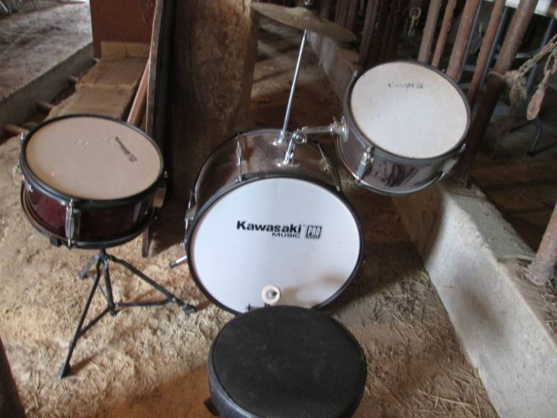 lot 16 image: Kids Kawasaki Drum set...