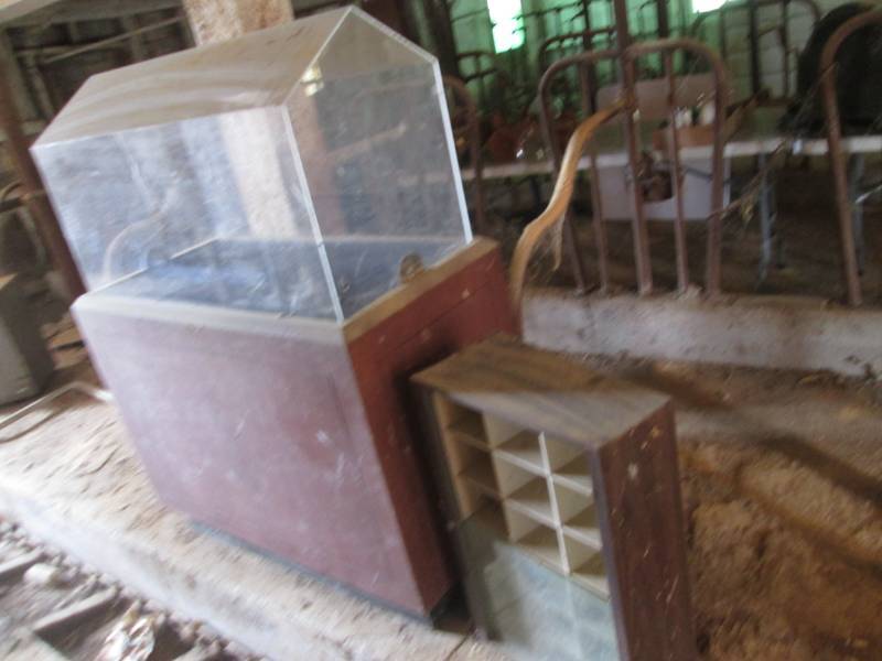 lot 19 image: 2 retail display cases...