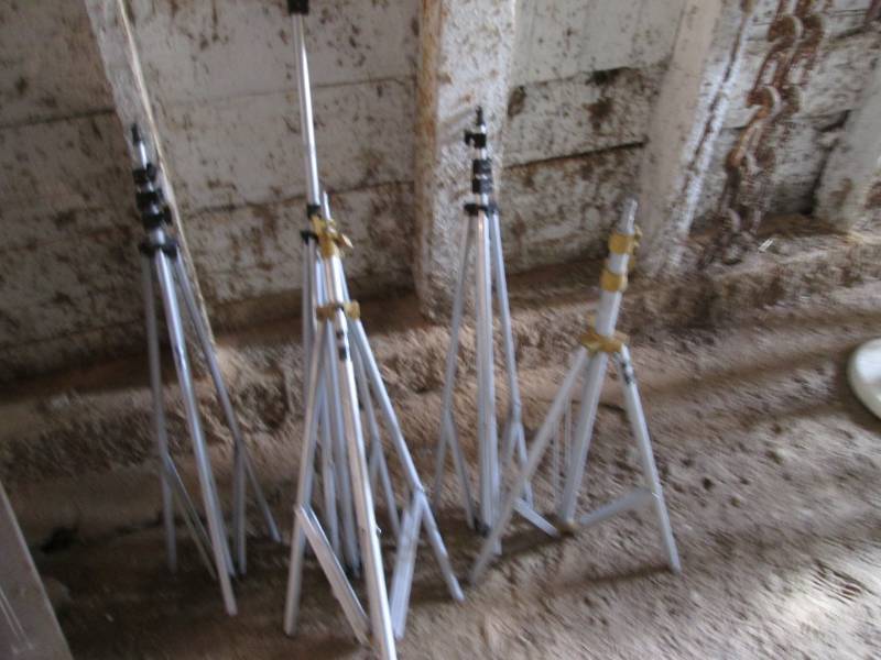 lot 21 image: Lot of tripods...