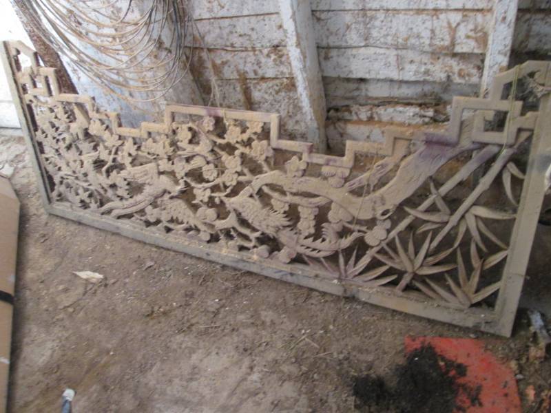 lot 24 image: Vintage wood dcor item approx 7 f...