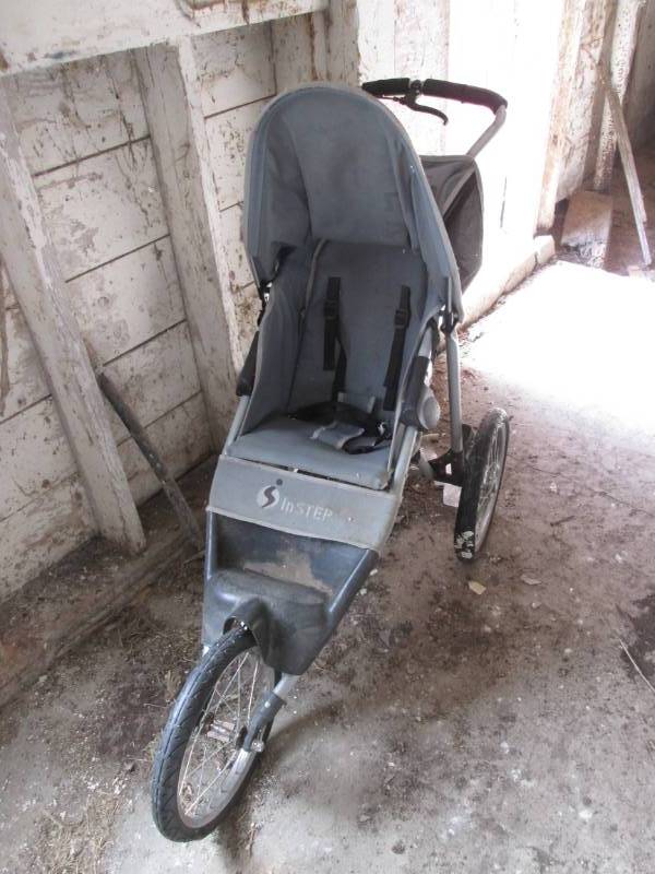 lot 26 image: Instep stroller...