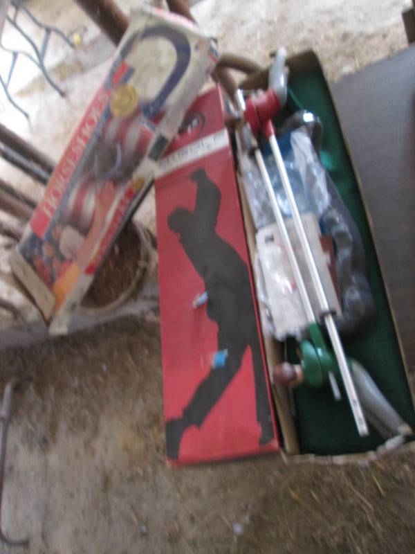lot 33 image: Horshoe set, mini indoor golf set a...