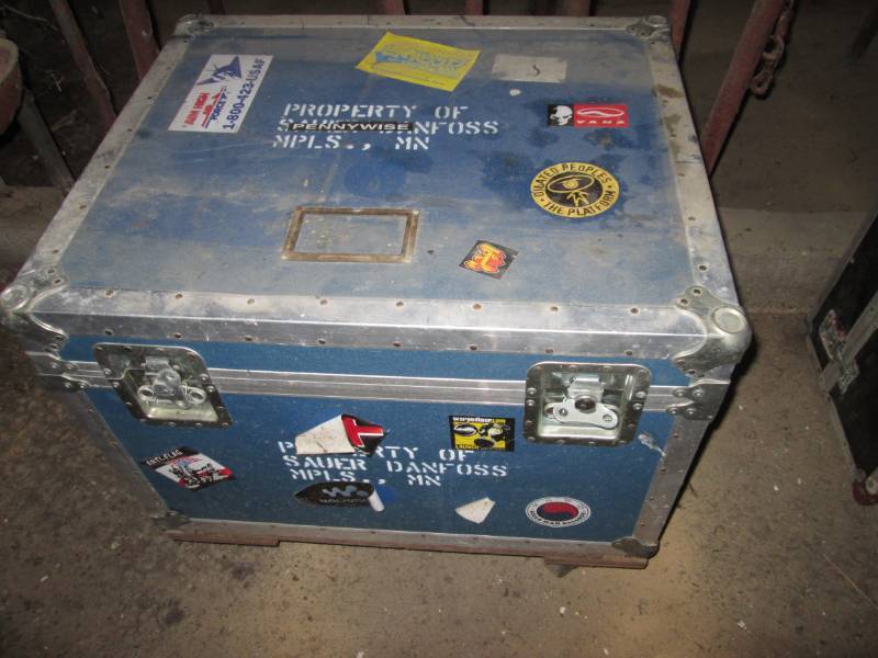 lot 46 image: Latching travel case on castor whee...