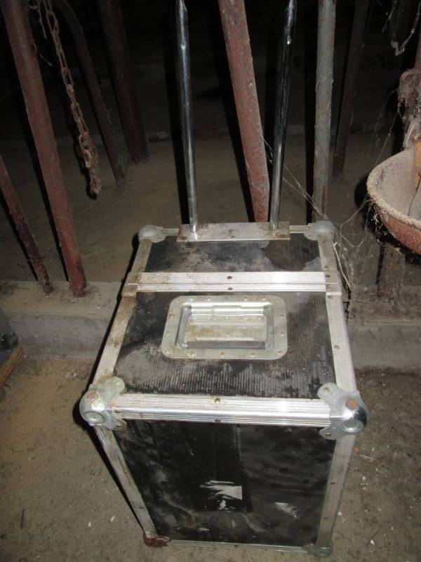 lot 47 image: Latching travel case with extension...