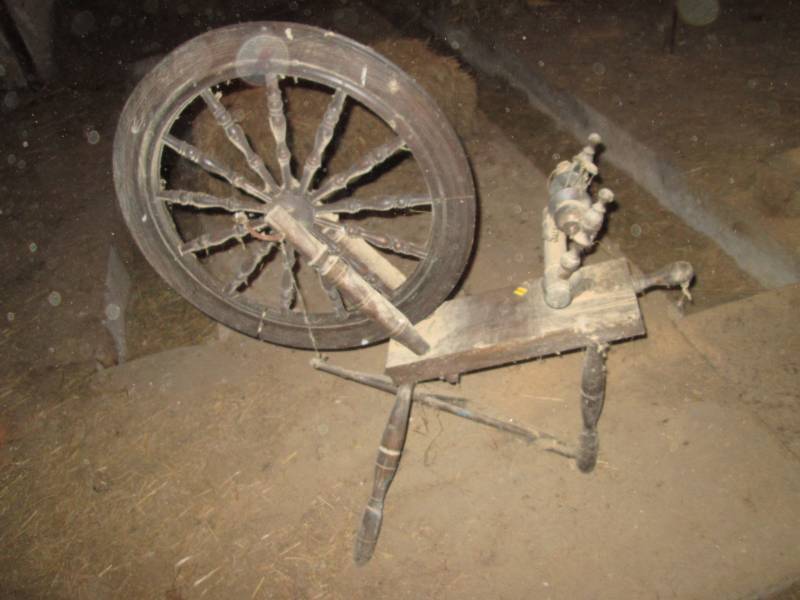 lot 51 image: Antique wood spinning wheel ...
