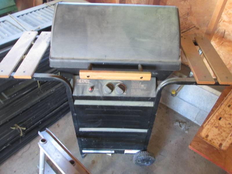 lot 67 image: Thermos gas grill looks like new...