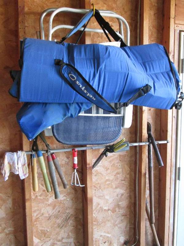 lot 86 image: Garden tools and camp chairs...