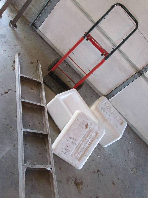 lot 88 image: Insulated boxes, Dolly and short la...