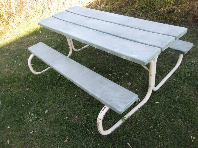 lot 100 image: Plastic top picnic table...
