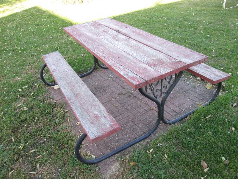 lot 101 image: Wood top picnic table...