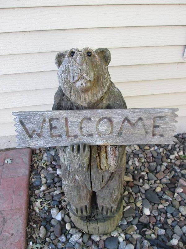 lot 103 image: Carved wood bear Welcome ornament...