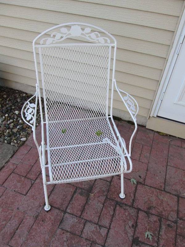 lot 107 image: Metal patio chair...