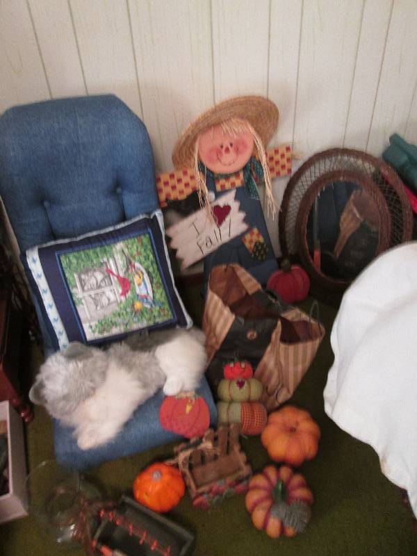 lot 115 image: Lot of fall dcor...