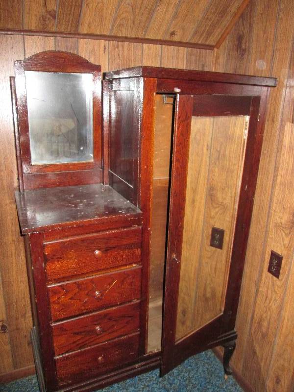 lot 129 image: Vintage wood mirrored dresser...