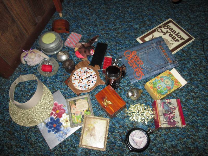 lot 131 image: Lot of collectibles...