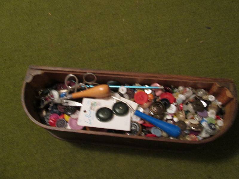 lot 137 image: Lot of vintage buttons...
