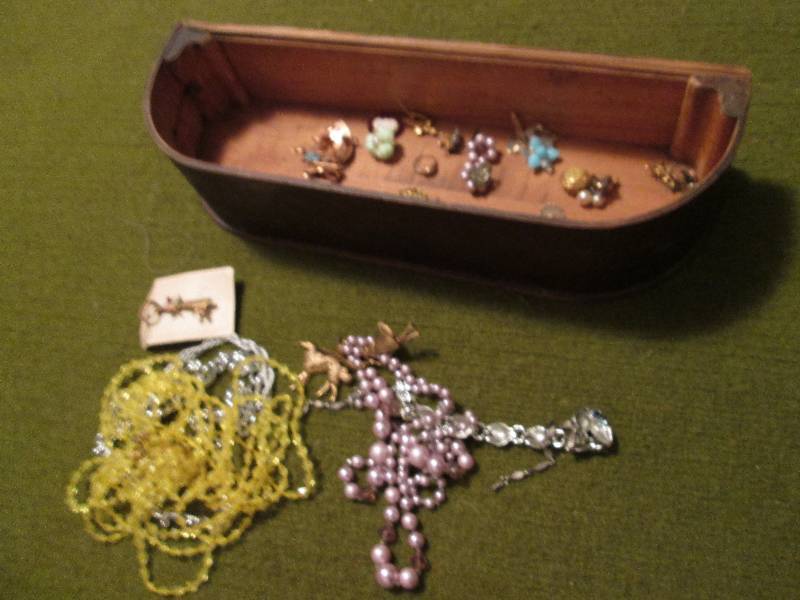 lot 138 image: Jewlery in a vintage wood drawer...