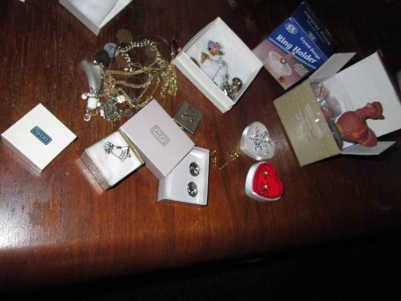 lot 139 image: Avon and other jewlery...