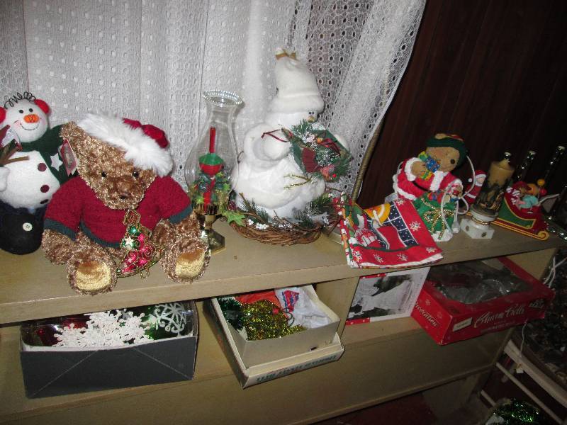 lot 148 image: Huge lot of Christmas dcor...