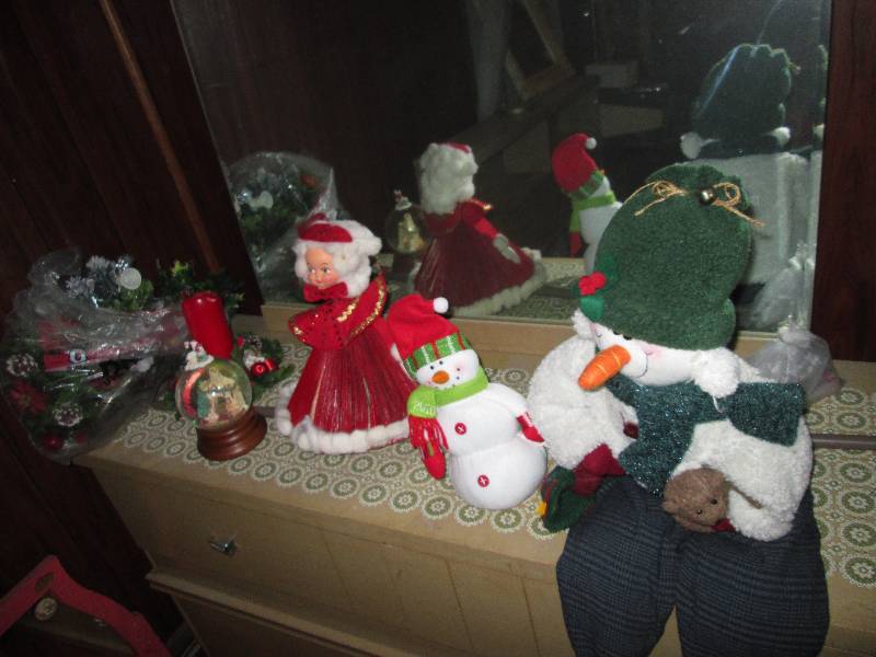 lot 151 image: Lot of Christmas figures...