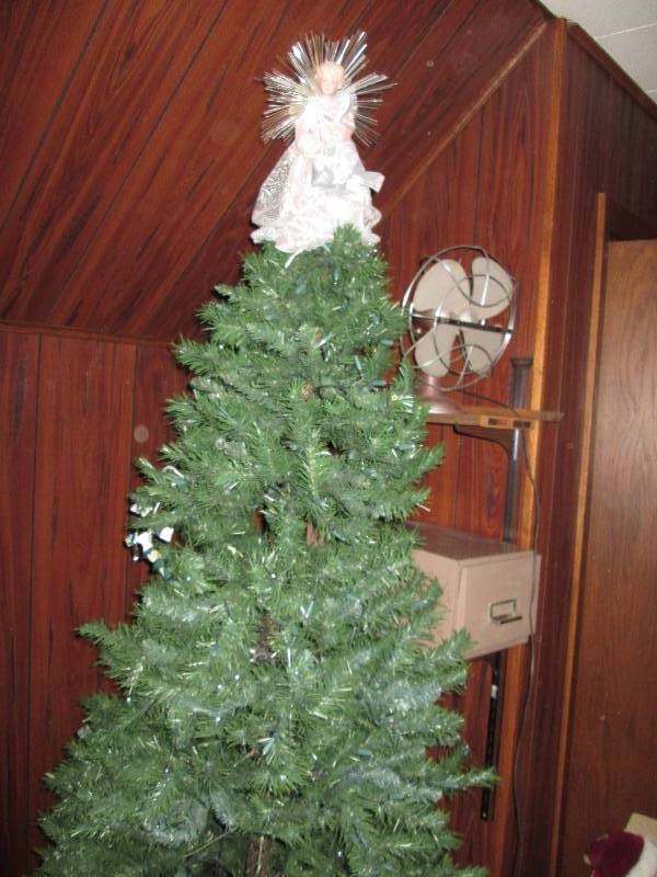 lot 153 image: Christmas tree, vintage fan and fil...