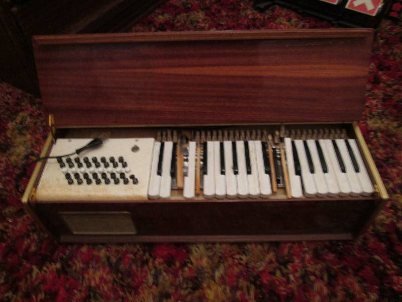 lot 167 image: Small electric organ, needs repair...