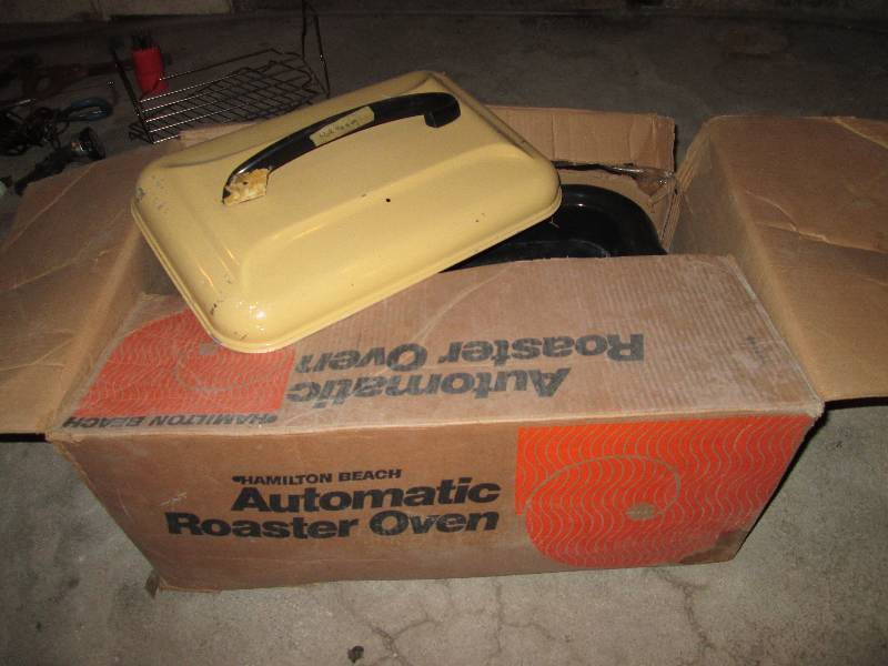 lot 184 image: Hamilton Beach roaster oven...