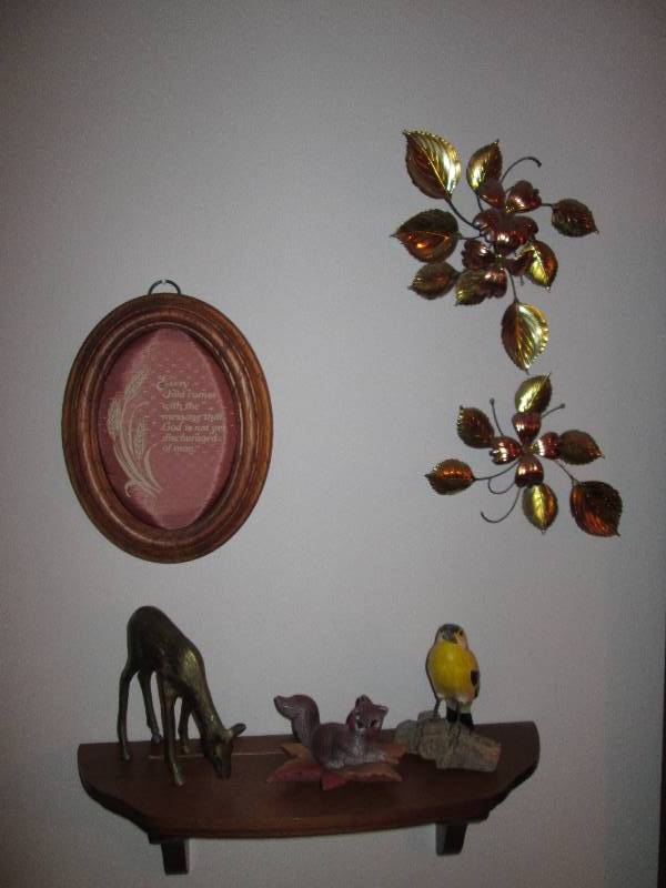 lot 212 image: Small wall grouping...
