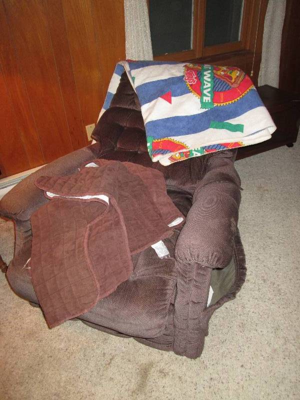 lot 219 image: Lazy Boy Recliner chair with blanke...