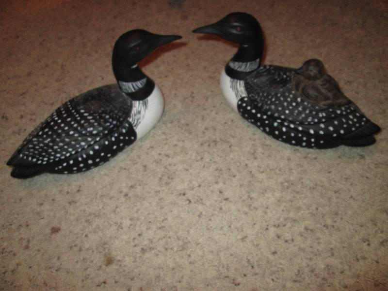 lot 228 image: 2 Loon figuines...