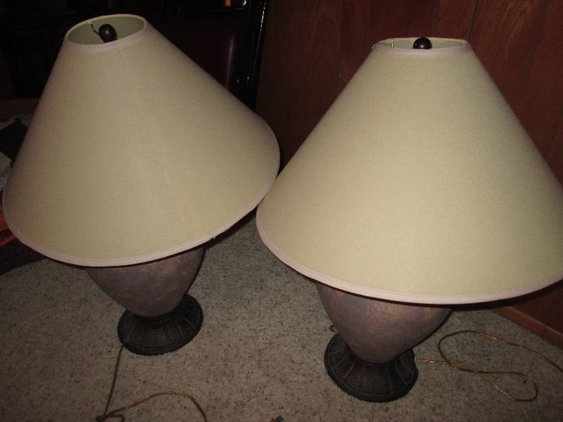 lot 231 image: 2 lamps...