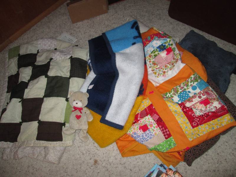 lot 234 image: Lot of 2 quilts and 1 blanket 3 pil...