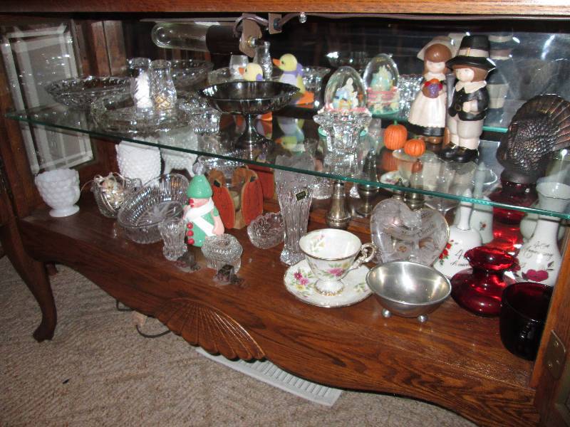 lot 257 image: Contents of glass display case- fig...