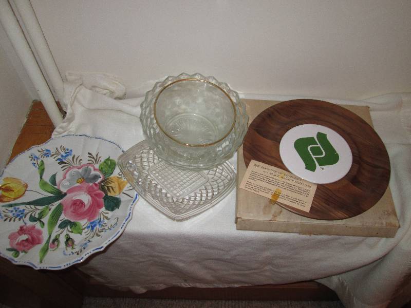 lot 262 image: Mixed lot of glass serving bowls an...