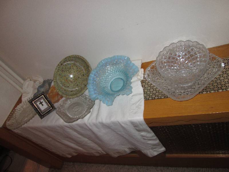 lot 263 image: Mixed lot of glass and plastic serv...